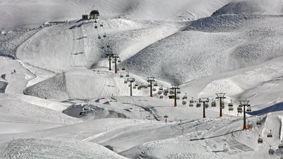 高纬度摄影雪地面附近的缆车
